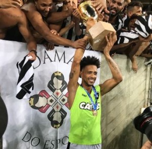 Luiz Ricardo ergue a Taça
